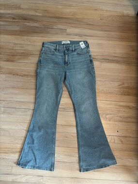 Hollister Women’s Curvey High Rise Flared Jeans - Size 10L